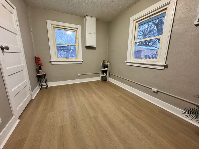 Building Photo - 1 bed, 1 bath home for rent in Waterloo