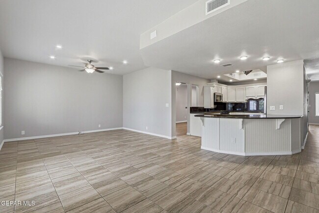 Building Photo - 825 Dulce Tierra Dr