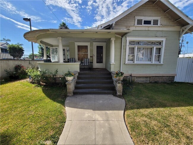 Primary Photo - 1820 N Bush St