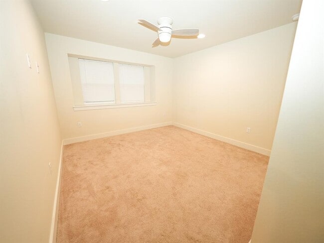 Building Photo - 10613 Harwood Overlook Cove