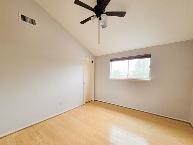 Building Photo - Medical Center Living at Its Best – Poolsi...