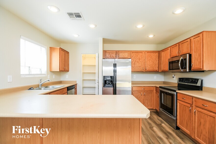 Building Photo - 313 W Hereford Dr