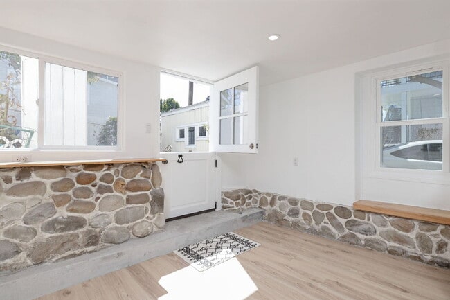 Building Photo - "Delightful 1-Bedroom Apartment in Historic Home!"