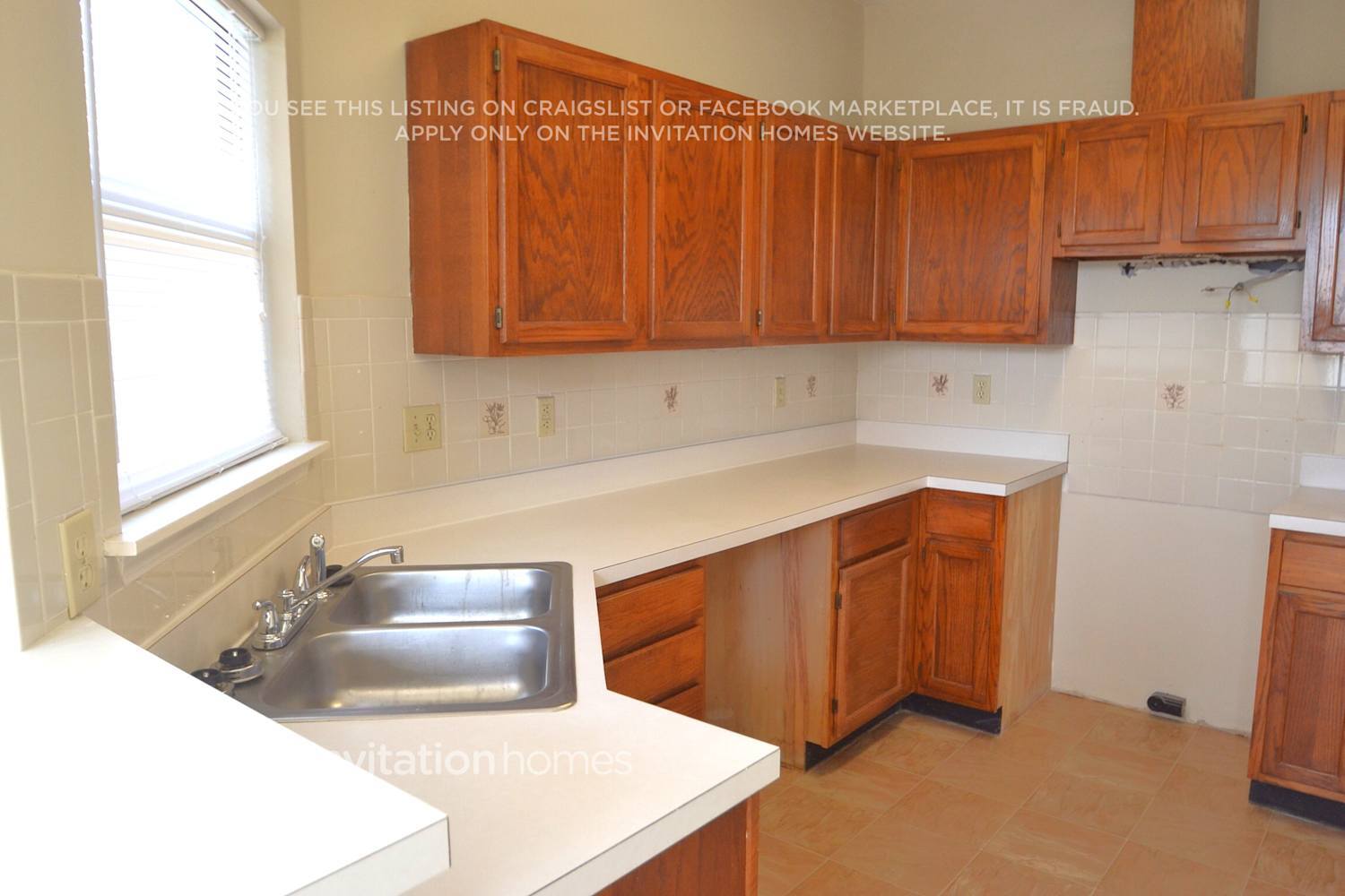 Building Photo - 1651 Ashwood Cir