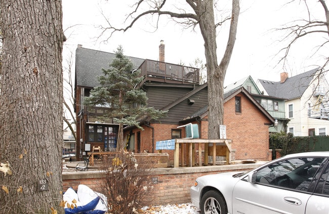 Building Photo - 833 E University Ave