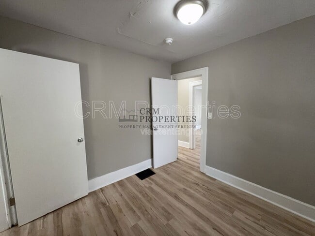 Building Photo - 301 N Temple Ave