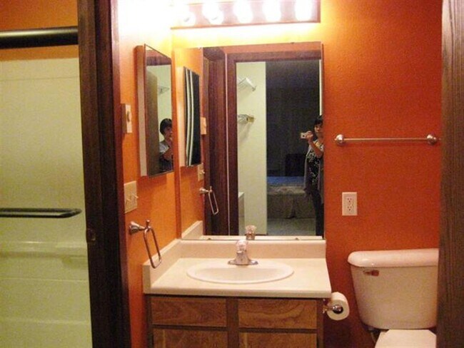 Building Photo - Spacious 2 bed 1 bathroom Condominium