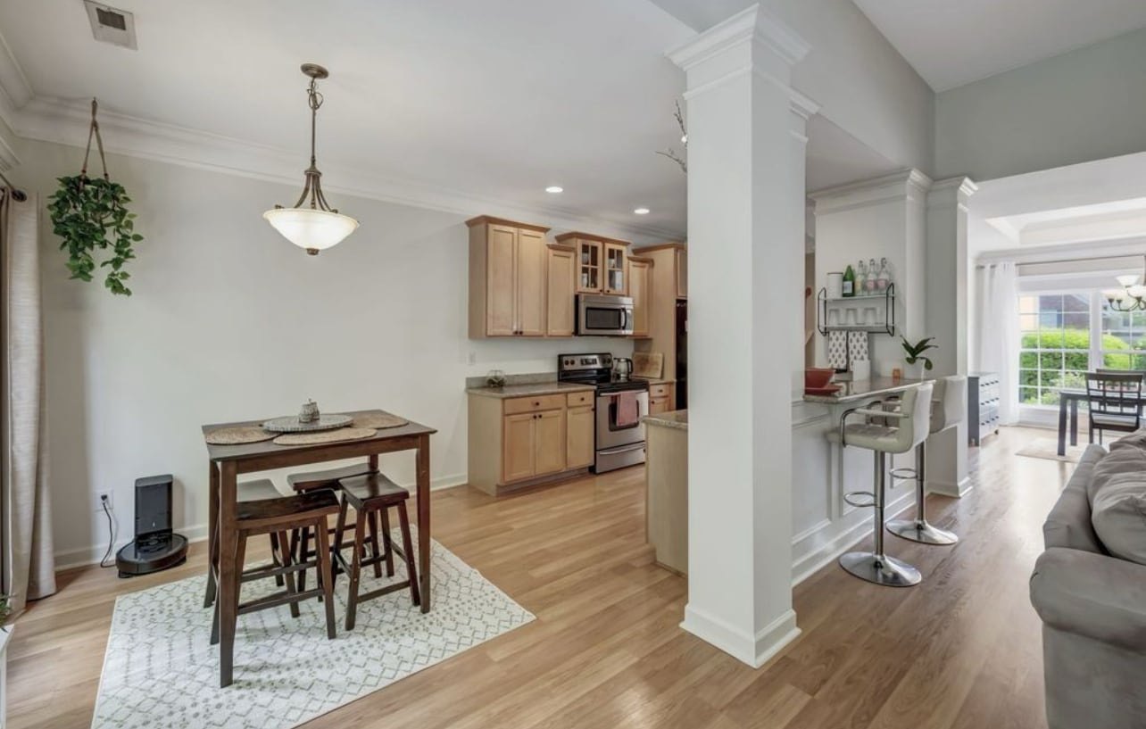 Building Photo - 6925 Sunnywood Dr