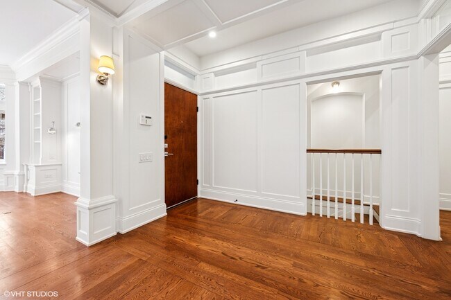 Building Photo - 746 W Belden Ave