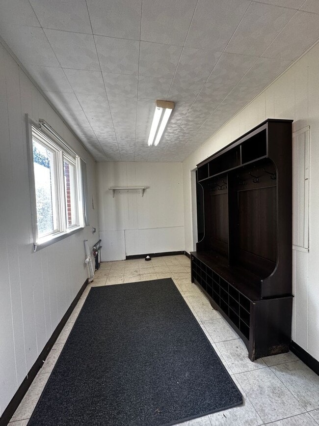 Building Photo - *Move in Special - Spacious 3 bedroom/ 2.5...