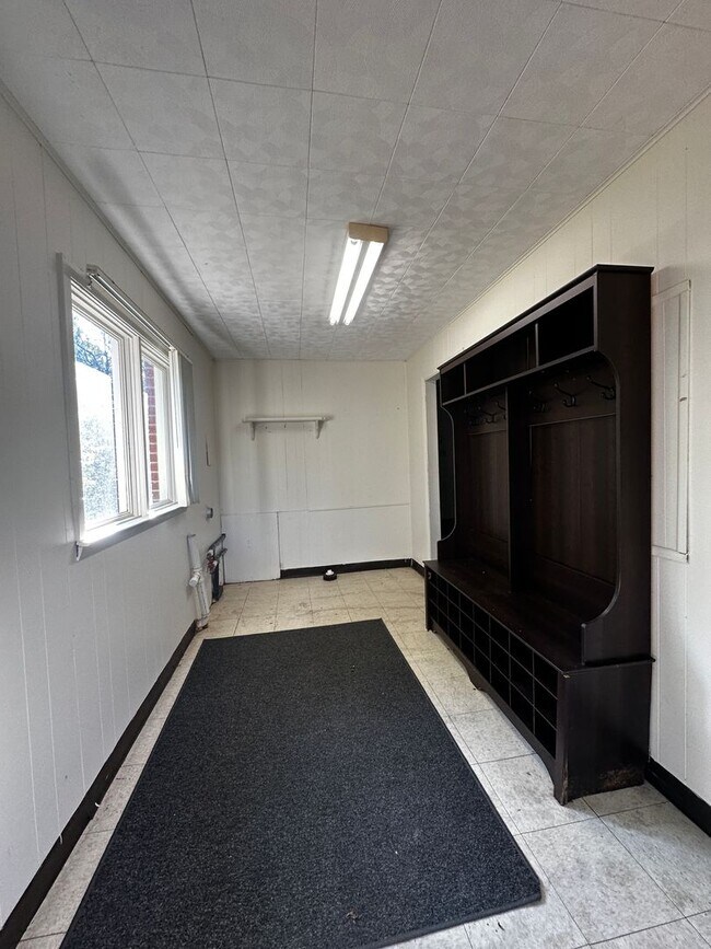 Building Photo - Spacious 3 bedroom/ 2.5 bath home near Exi...