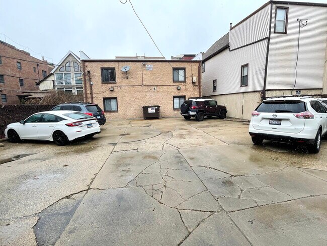 Building Photo - 715 W Diversey Pky