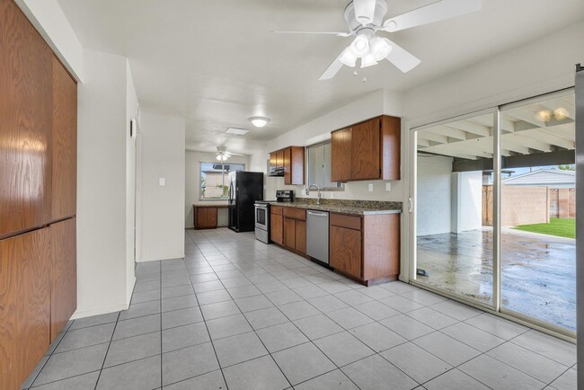 Building Photo - 6 Bedroom! 4 1/2 BATHS!  ASU! Diving Pool! Less than 1 mile to campus