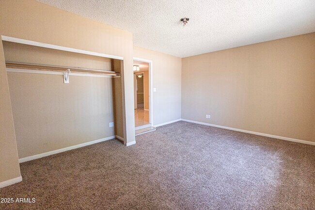 Building Photo - 1049 E Carter Dr