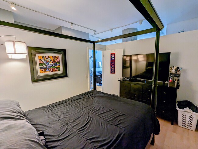 Building Photo - 860 W Blackhawk St