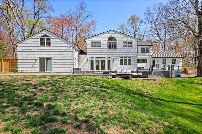 Building Photo - 10 Old Forge Rd