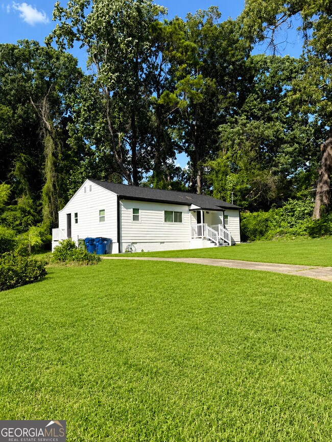 Building Photo - 2026 Lisbon Dr SW