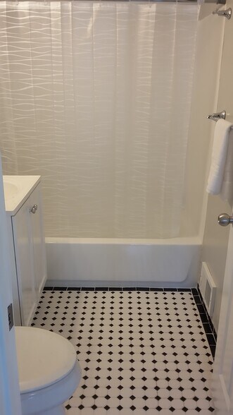 Main level bathroom - 1518 Irving Ave N