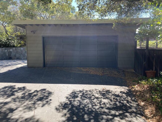 Building Photo - 30 Knollcrest Rd