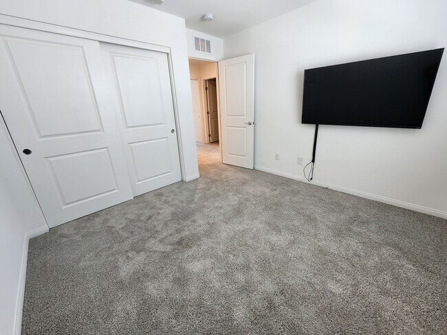 Building Photo - Charming 3BR/2.5BA Home in Las Vegas – Uti...