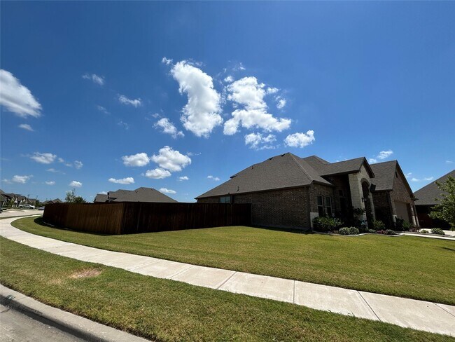 Building Photo - 541 Firethorn Dr