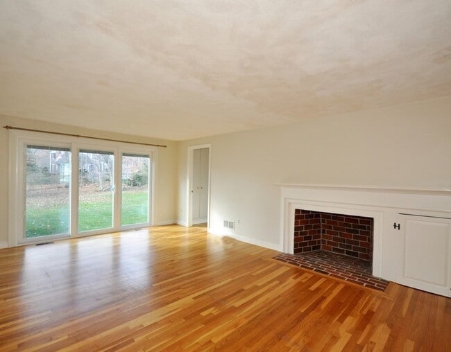 Building Photo - 15 Seaborn Pl