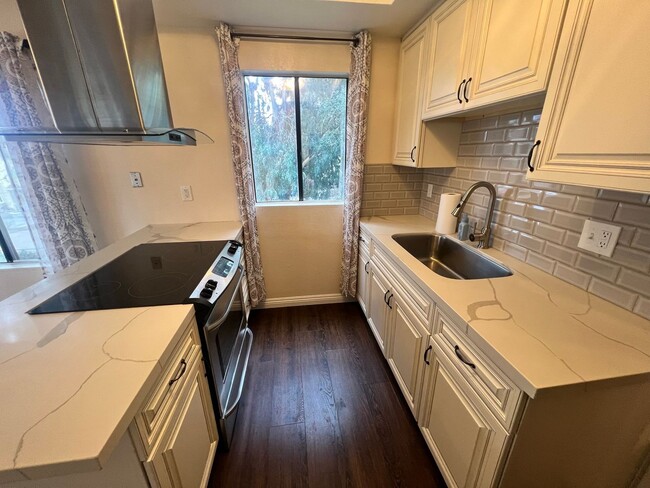 Building Photo - Large 1BR/1BA Updated End Unit (Upper Floor) Condo in Alpine Oaks