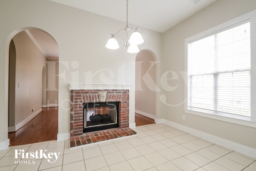 Building Photo - 4587 Clubview Dr