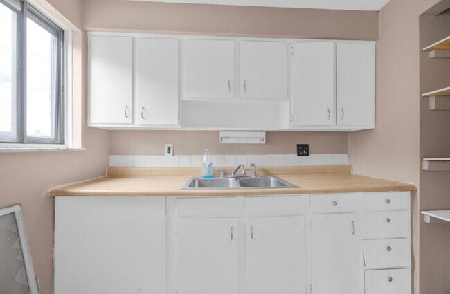 Building Photo - 4688 Hilton Ave