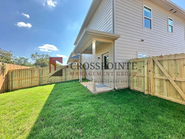 Building Photo - 3 Bedroom 2.5 Bathroom Townhomes at Villa Rosa!