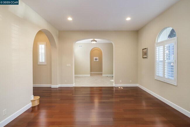 Building Photo - 2240 Britannia Dr