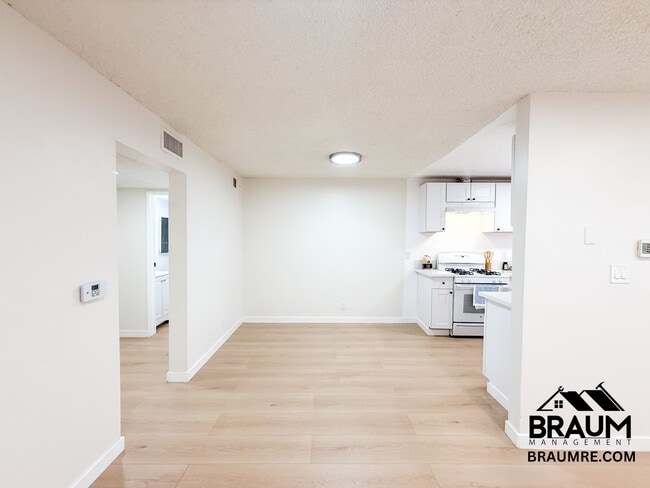 Building Photo - 221 W Elm Ave