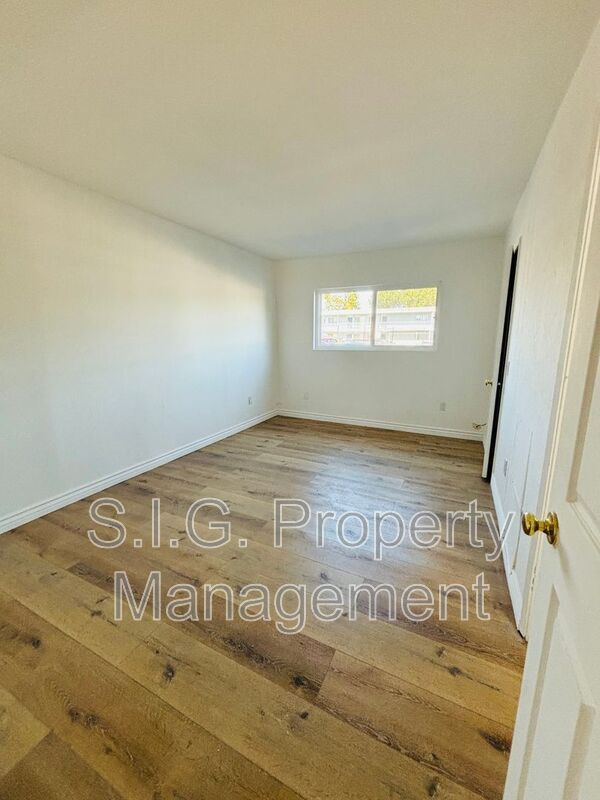 Building Photo - 10635 Sherman Grove Ave