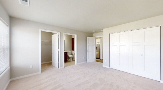 Building Photo - Condo Style Upper 2 Bedroom 2 Bathroom Apartment is Available