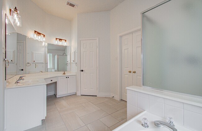 Building Photo - 2311 Meadow Briar Dr
