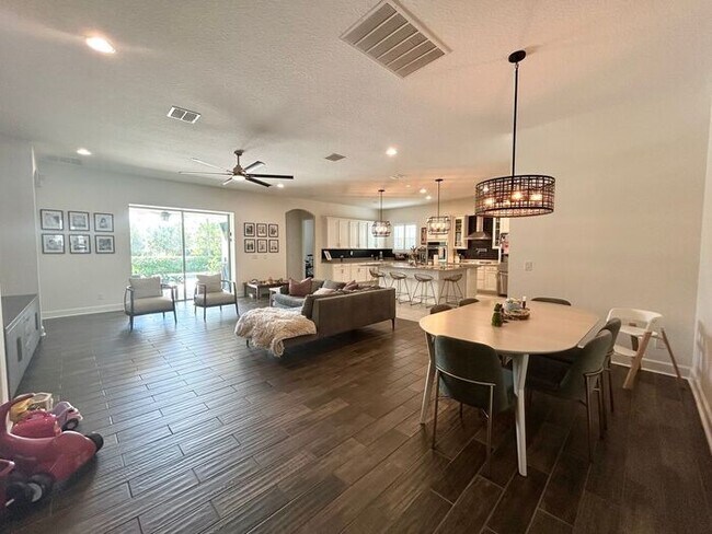 Building Photo - Elegant 5-Bedroom Pool Home for Rent in Sa...
