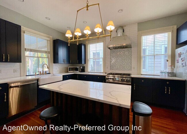 Building Photo - 3 br, 2.5 bath House - 32 1/2 Chapel Street