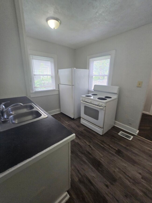 Building Photo - SOUTHSIDE TWO BEDROOM DUPLEX WITH LARGE BACK YARD