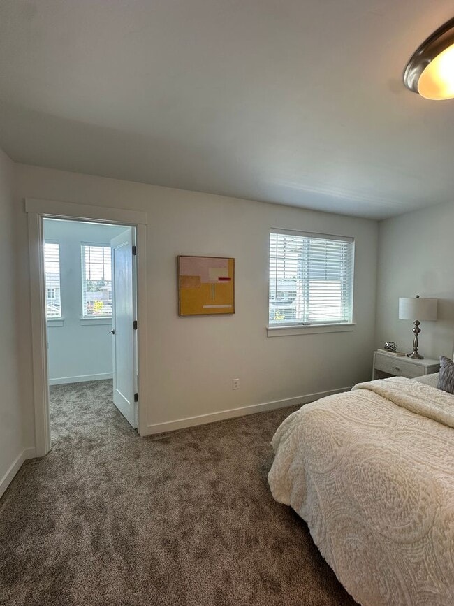 Building Photo - Gorgeous newer townhome in SE Bend!