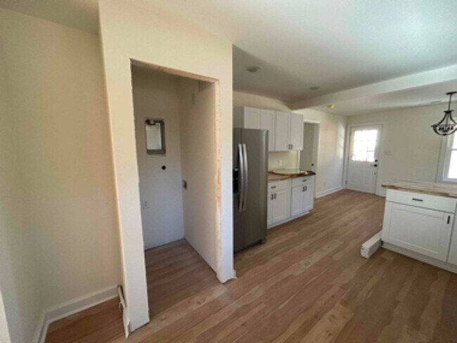 Building Photo - 219 Oakhurst St