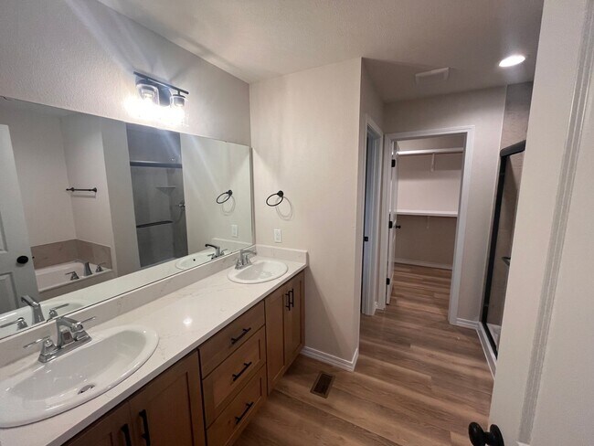 Building Photo - Beautiful, brand-new, 3-bedroom, 2-bath home in Nixa with a 3-car garage.