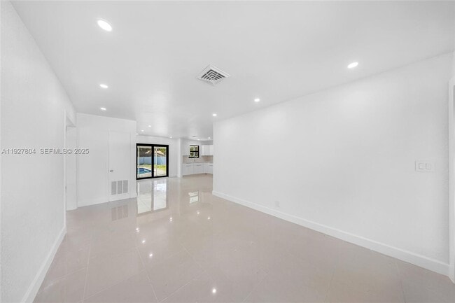 Building Photo - 2318 Scott St