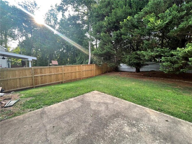 Building Photo - 624 Maple Grove Way