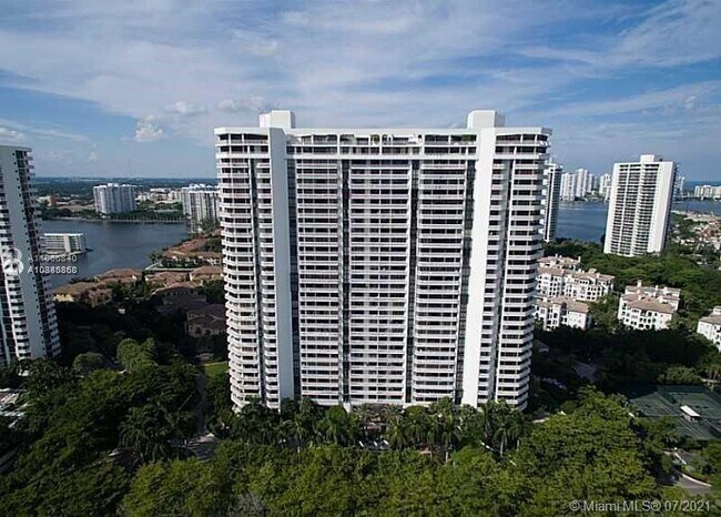 Building Photo - 2000 Island Blvd