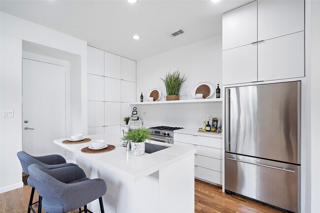 Building Photo - 2437 North Blvd