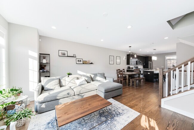 Building Photo - 1025 Walnut Wy