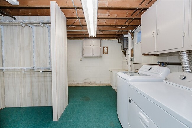 Building Photo - 979 Barclay Rd