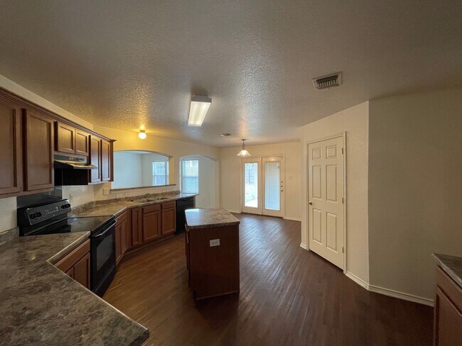 Building Photo - LOTS OF SQUARE FOOTAGE IN THIS 4 BEDROOM H...
