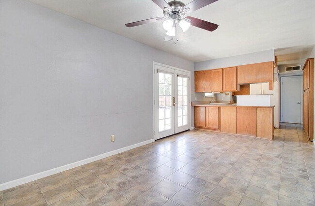 Building Photo - 1301 W 15th St