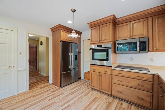 Building Photo - 2401 Scarsborough Dr